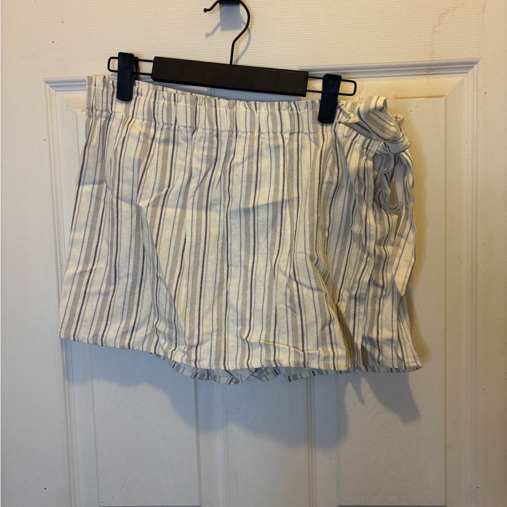 Socialite Nordstrom White and Gray Striped Linen Blend Women Wrap Shorts